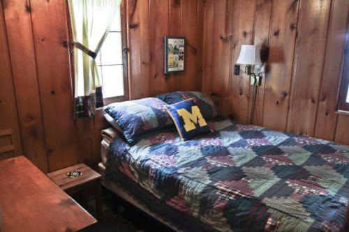 Cabin #2 - M Den Cabin Carp Lake Екстериор снимка