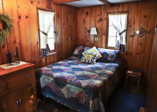 Cabin #2 - M Den Cabin Carp Lake Екстериор снимка